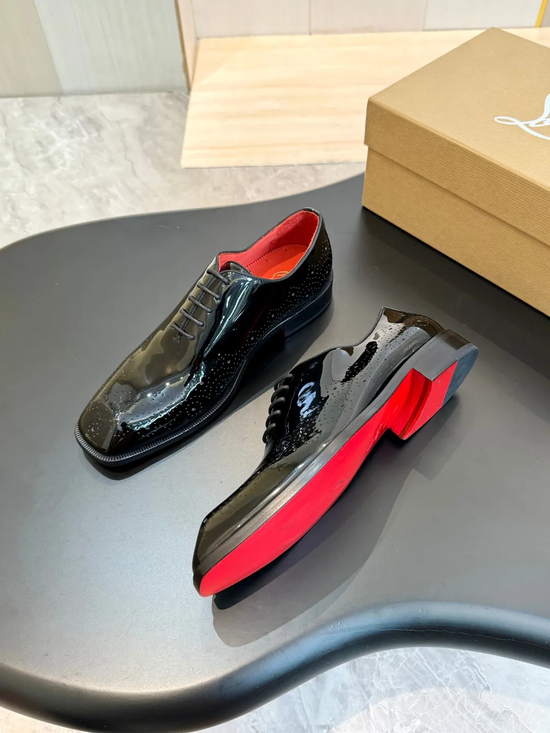 💰960 Christia*.Loubouti* high-end men's business formal leather shoes, original genuine cowhide red sole, imported Italian cowhide outsole, first-layer cowhide, water-dyed cowhide lining, high-end luxury. Size: 39-44 (customized at 38.45.46)✅